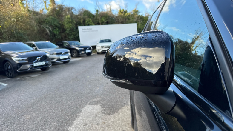 Volvo XC40 2.0 B4P Ultra Black Edition 5dr Auto Petrol Estate